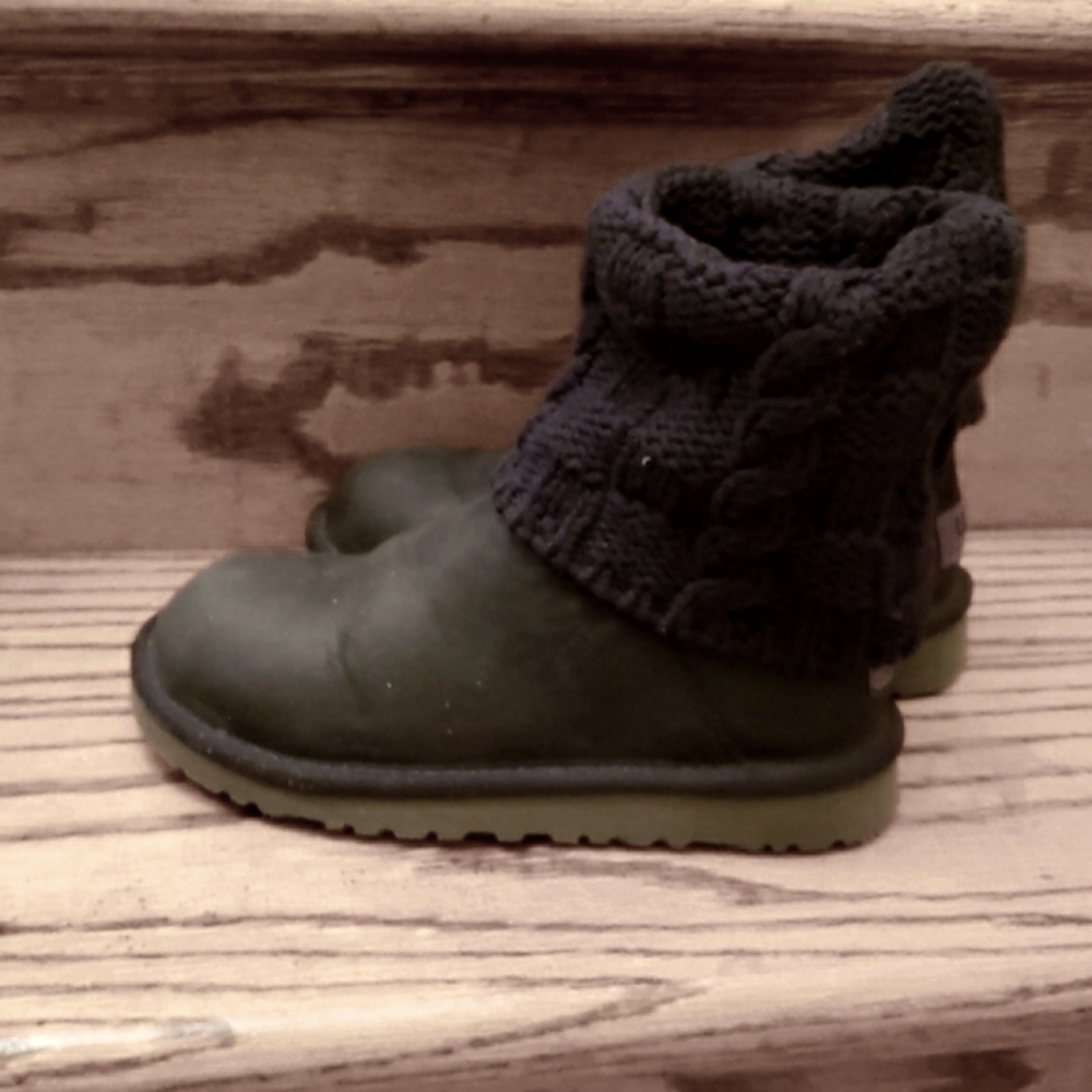 Black Ugg boots that slouch.  These will keep your feet warm even on the coldest